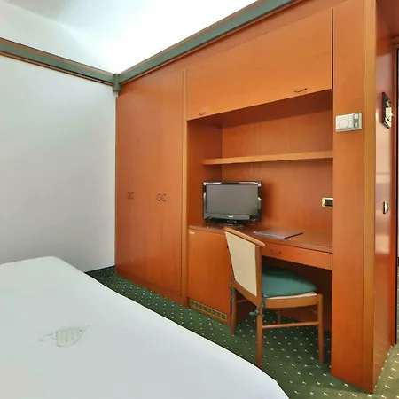 Jet Hotel, Sure Collection By Western Hotel 4*